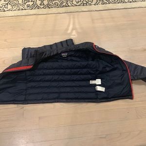 Patagonia Jacket kids XXL lightly worn, navy blue with red zippers